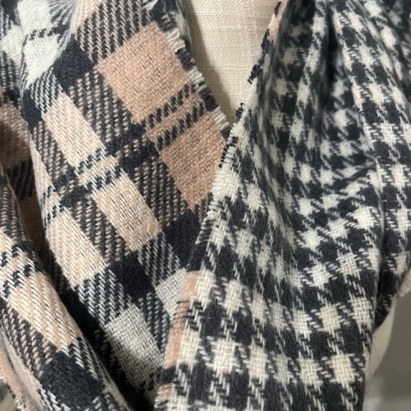 Steve Madden pink and gray plaid fringe scarf - Picture 6 of 7